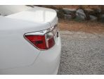 Вид с боку Молдингов (накладок) задних фонарей Toyota Camry 2012-2014