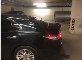 Спойлер черный на кромку багажника Toyota Camry 2018-2021
