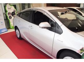 Дефлекторы (ветровики) хромированные на боковые окна Toyota Prius 2016-2022