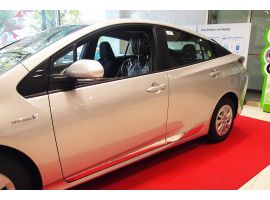 Декоративные накладки кузова Накладки хром на низ дверей Toyota Prius 2016-2022